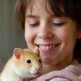 Amandine L. avec son hamster Pixel